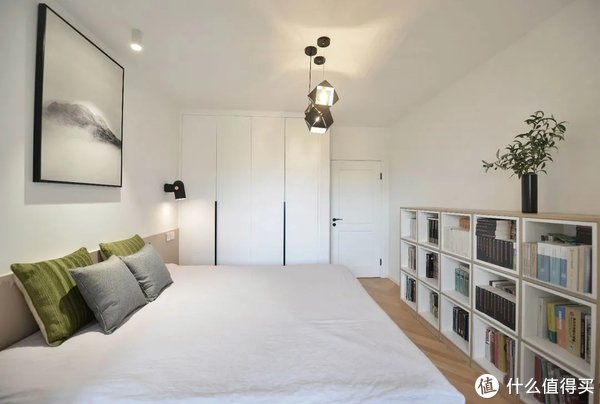 书桌|小夫妻买下没人要的“渣户型”走廊变成图书馆,鸡肋空间不浪费