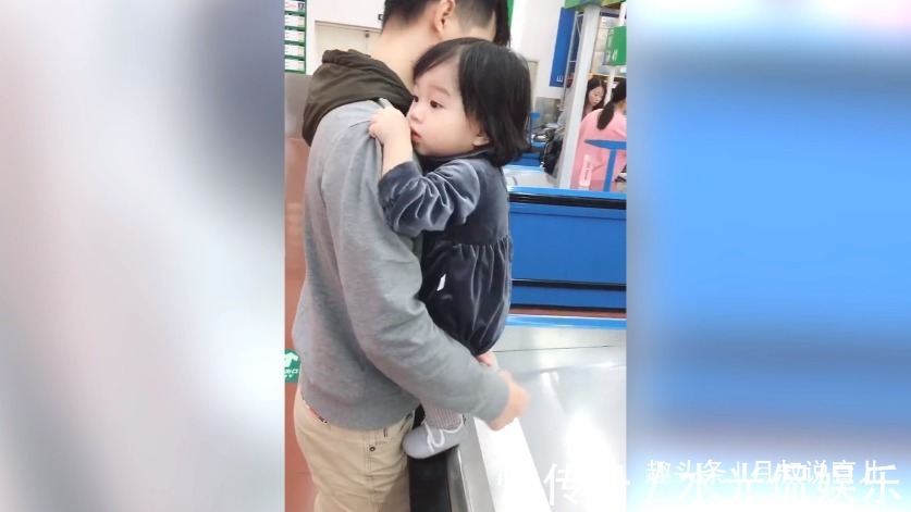 小情人|女儿被妈妈凶了,直接去找老爸,网友希望爸爸抱一下