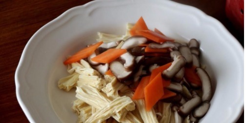 腐竹|香菇便宜又好吃,配上腐竹这样做,汤汁浓郁味道鲜美,特别下饭