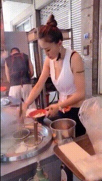 |搞笑GIF段子:这哥们见到漂亮的妹子就开始勤快了