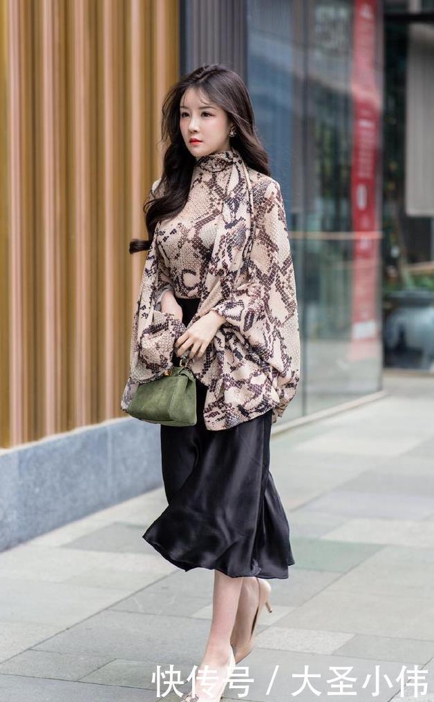 魅力|美女街拍:美女一看就不是普通人,逛街的时候还是很有魅力的,看起来很时尚