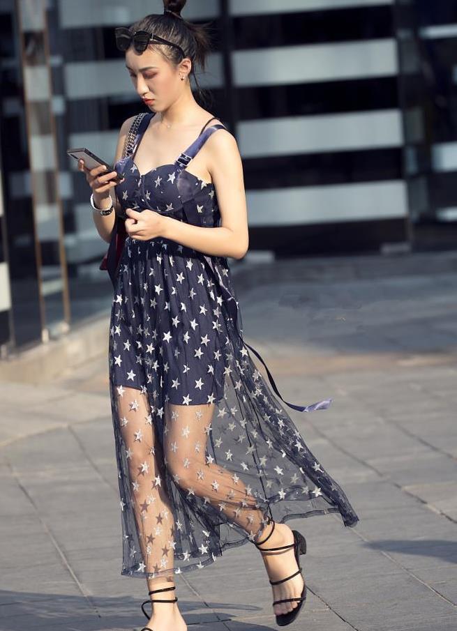 街拍:美女黑色皮衣搭配黑色短裤,显得成熟稳重,靓丽大气