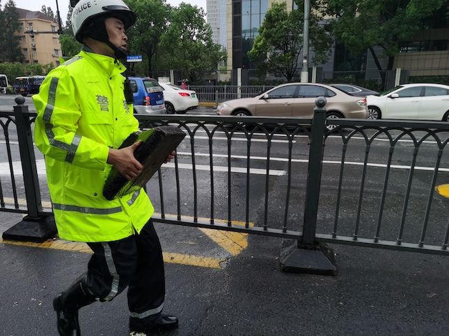 两起警情一个用时8分钟另一个竟达6小时！台风天里这群人时刻坚定守护|全力以赴 迎战“烟花” | 杨浦