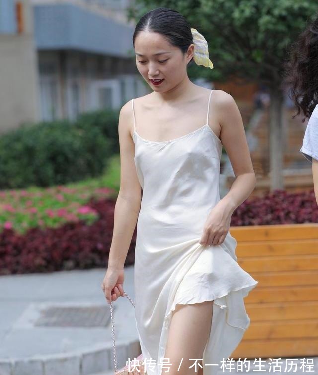 身材 平坦的身材需要装饰,裙子能让身材曲线突出,更具女性气息!