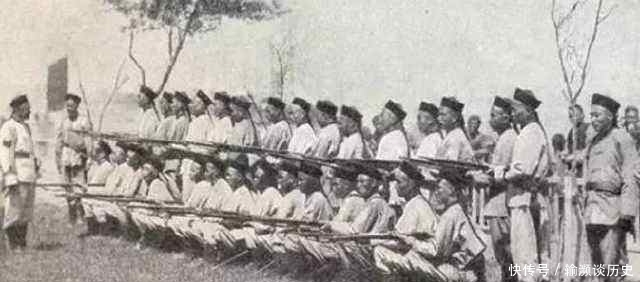 洗衣服|百年前的清朝人有多逗？洗衣服还不忘叼着一根烟，和雕像拍照的男子太傻气了