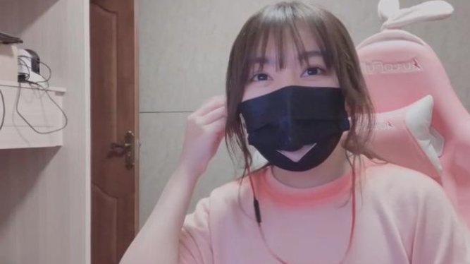 这次真的露脸了，小团团直播首度摘下口罩，颜值成粉丝议论重点