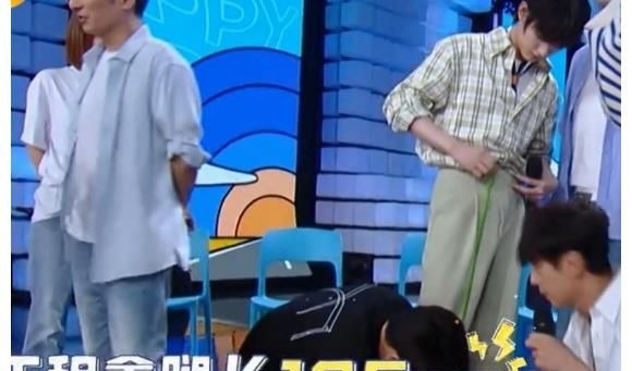 《快本》4位男星現(xiàn)場量腿長，吳磊熊梓淇沒啥，丁程鑫比例讓我愛了