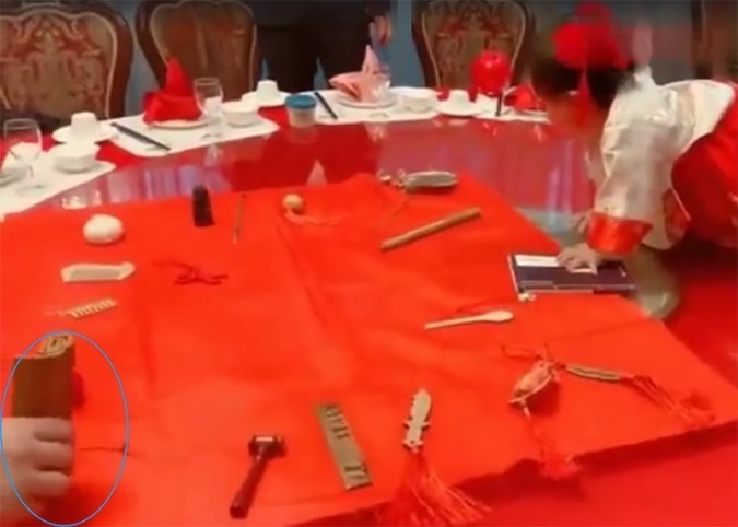 小女孩|1岁宝宝抓周,舅舅本想作弊,不料宝宝却抓住它不松手,全家笑喷