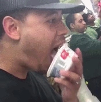 |搞笑GIF趣图小伙子,如果我没有猜错的话,估计你要单身了!