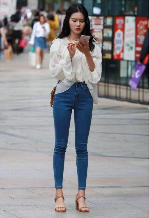 牛仔裤|身穿修身牛仔裤的小姐姐,搭配时髦衬衫,靓丽又大气