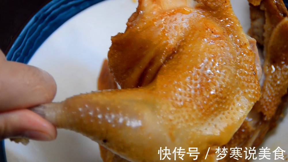 一只鸡直接扔入电饭煲里,不加油不加水,出锅比广东烧鸡好吃10倍