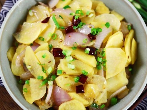 1个洋葱加2个土豆，教你新吃法，每天炒一盘，开胃又解馋