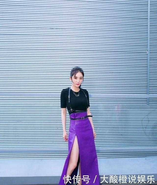 如果你今年过了50,建议别穿黑裤子!瞧瞧这几种穿搭,时髦显年轻