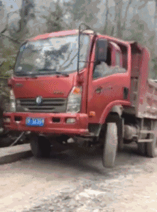 |搞笑GIF:妹子,你把我的步伐全打乱了!