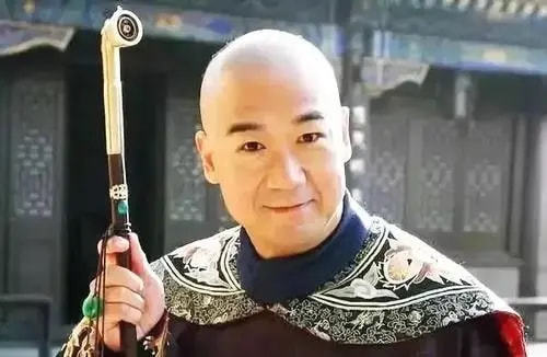 张国立拍戏差点被砖头砸中脑袋，他却面不改色，不慌不忙把戏拍完