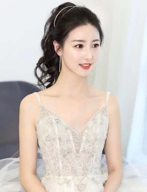 初恋脸适合这几款发型,齐肩短发、高马尾、微卷长发,时尚又好看