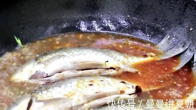 鲫鱼和小葱的新吃法，做法简单，营养美味又解腻，上桌都抢着吃