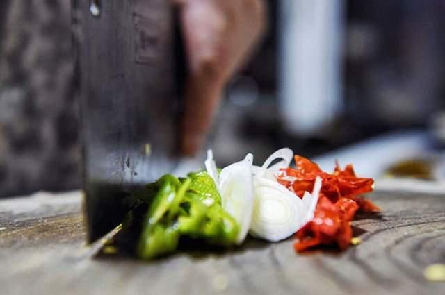  柳木|哪种材料制作的案板最好？大厨推荐这4种，抗菌耐磨，坚硬韧性足