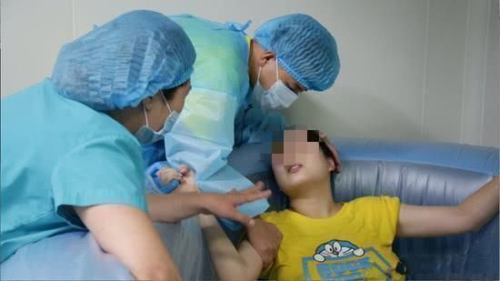 谢怡芬|41岁主持人水中生二胎,不打无痛自己接生,水中分娩不妨了解下