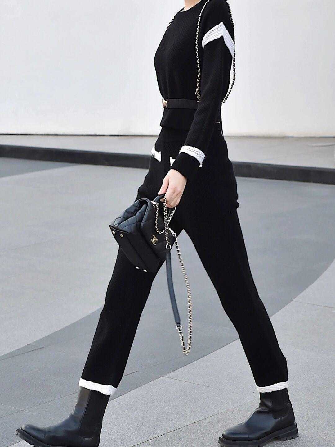 牛仔裙 早春职场怎么穿更洋气?借鉴这几组搭配方式,简约日常又有气场