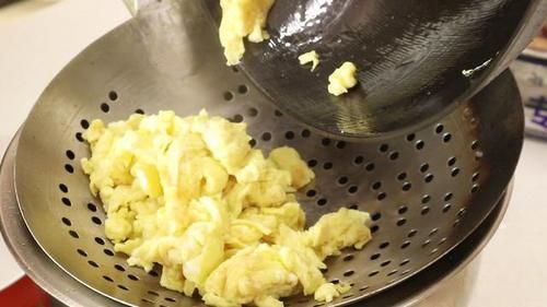  滑嫩|大厨教你做“洋葱炒鸡蛋”，鸡蛋滑嫩味道好，家常菜简单又营养