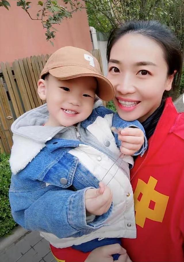 天津体育职业学院|女排前队长晒全家福，魏秋月抱儿子笑容满面，老公太操劳白发抢镜