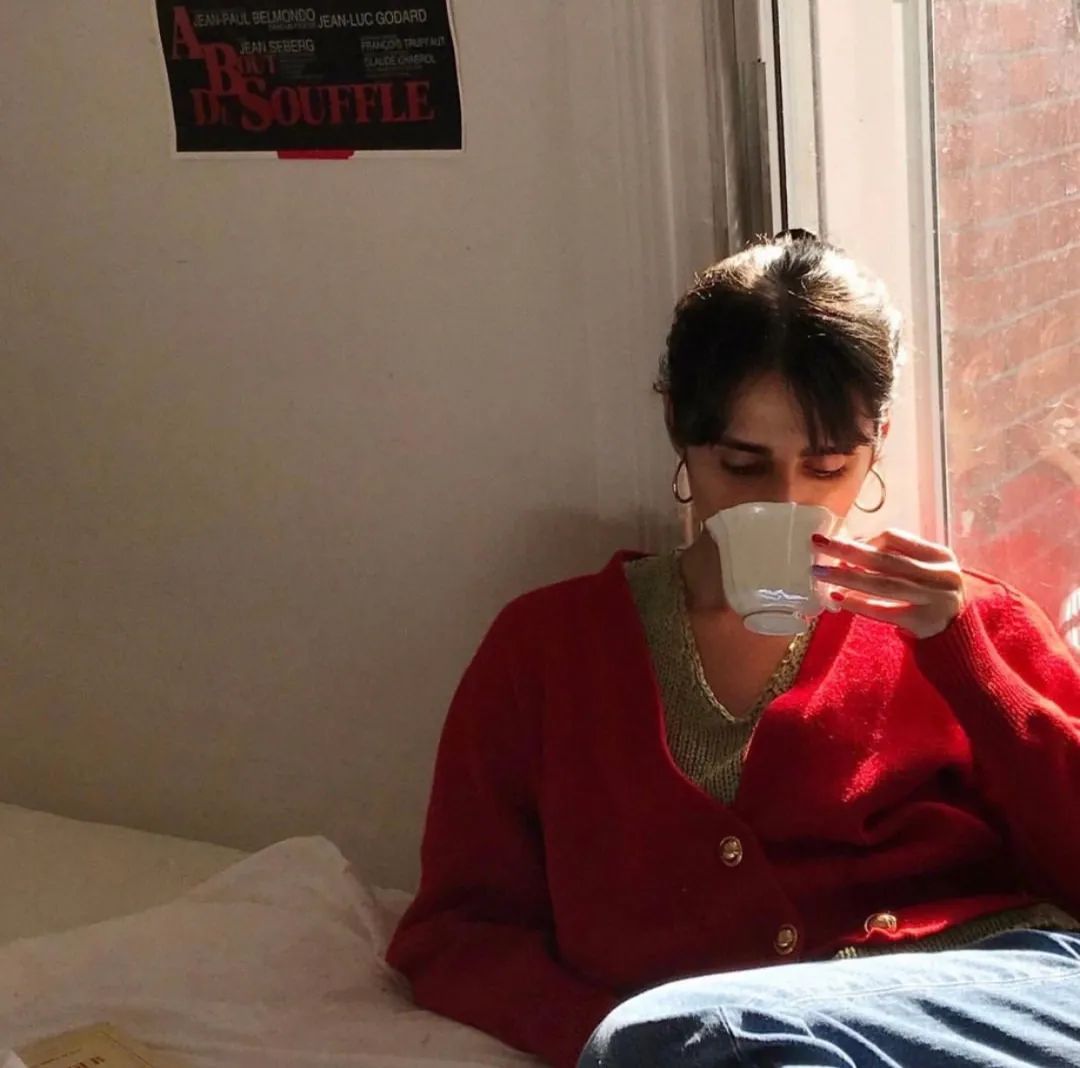 美姐|比黑白还配的颜色，大概只有它了……