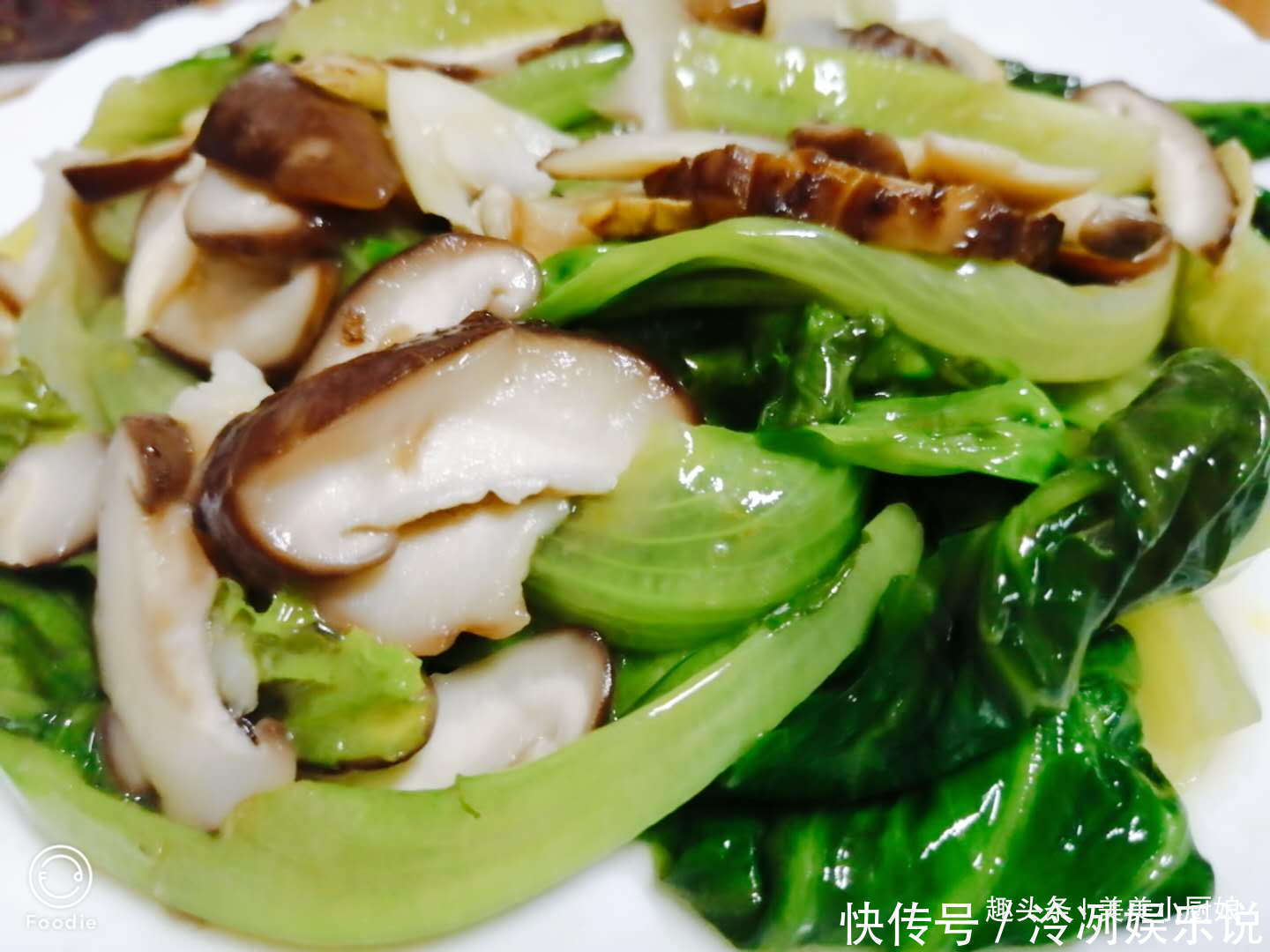 5朵香菇，3两生菜，做出青脆爽口的懒人菜，吃再多都不增肥