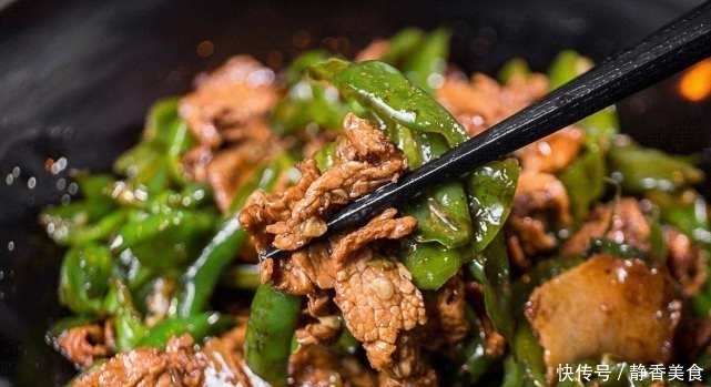 做辣椒炒肉,辣椒和肉到底先炒哪个?难怪肉柴不好。