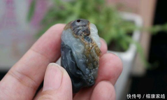 雕工|好好的一块玉石，花了1000块给雕成这鬼样子，悲催！