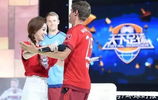 首次主持春晚，她火了