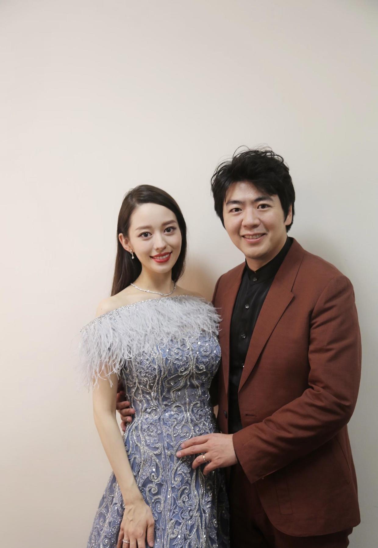 吉娜的“空竹腰”不见了,穿红色荷叶边长裙高级优雅,仍有贵妇范