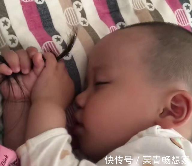 怪癖|宝宝睡前的2个“小怪癖”,是向妈妈表达爱意,父母不要强行戒掉