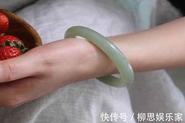 手镯|佩戴手镯的禁忌有哪些手镯不能乱戴,这些讲究你越早知道越好