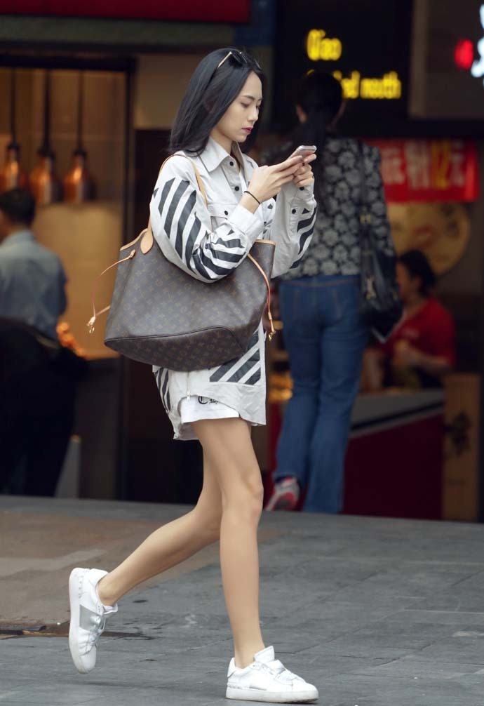 长裙 重庆街拍,蓝色牛仔外套搭配粉色荷叶边长裙,清新文艺显气质