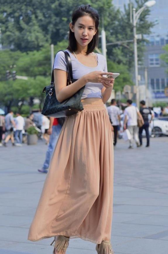 街拍 活泼开朗的美女,成熟的气质真的吸睛,裙子穿出了个性