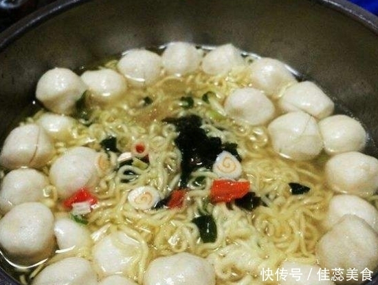 泡面“离不开”的5种食材,火腿肠上榜,图五只有聪明人才想得到