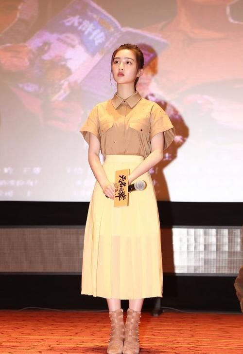 泡泡袖|穿格纹短款外套配牛仔裤，复古大气一点不像孩子，真是太美了!