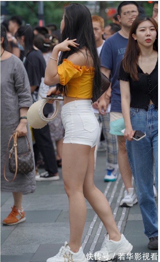 一字领 胖沙漏型身材穿短裤,搭配一字领短上衣,轻松打造身材曲线美