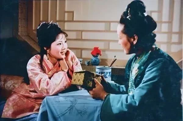 薛宝钗很优秀,为什么贾母不喜欢她呢?