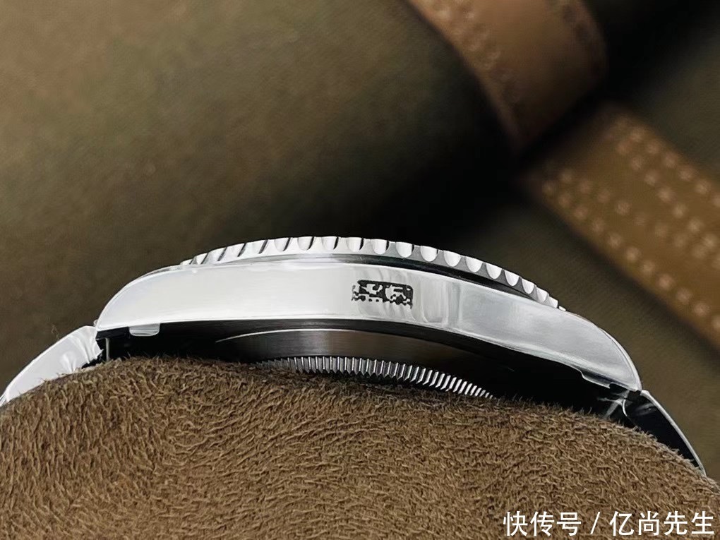 亿尚谈表：VS劳力士新款水鬼126610搭载全新自产3235机芯！细节评测！