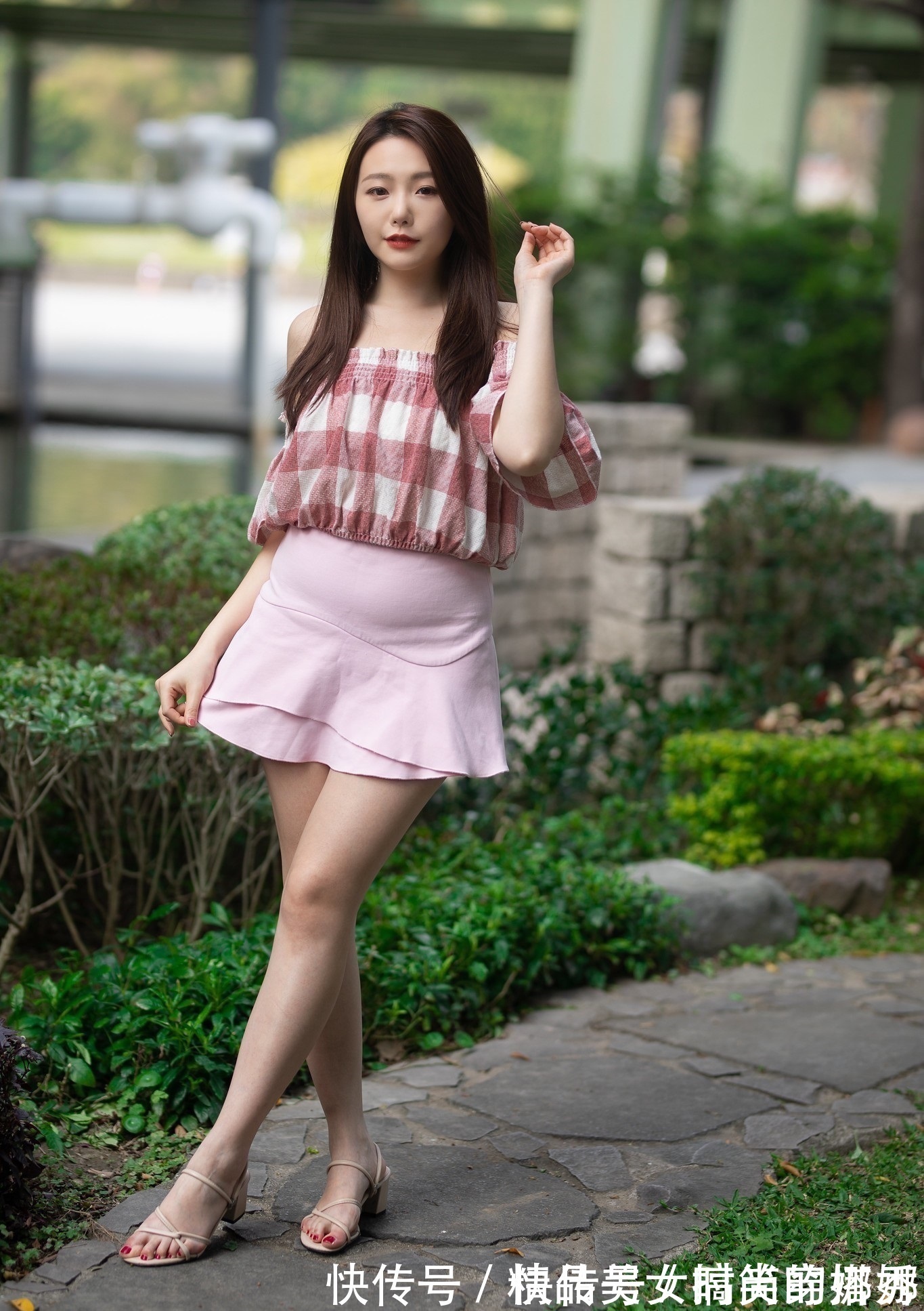 短裙|粉白格子的上衣搭配粉色的双层短裙,很显青春的甜美气息