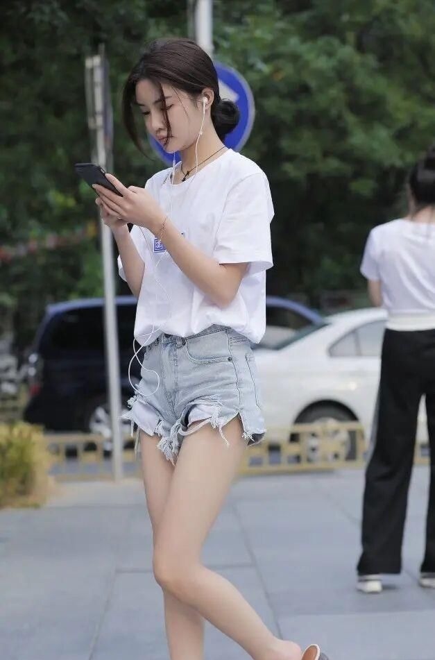 时髦 “短裤T恤”又火了,中年女士这么穿,时髦显瘦又减龄