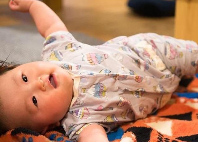 发育|三个月宝宝不会翻身怎么办?可能是你陷入了一个误区!