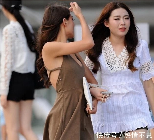 个性|美女街拍:穿着潮流前卫高颜值的妹子,体态轻盈又有时尚个性!