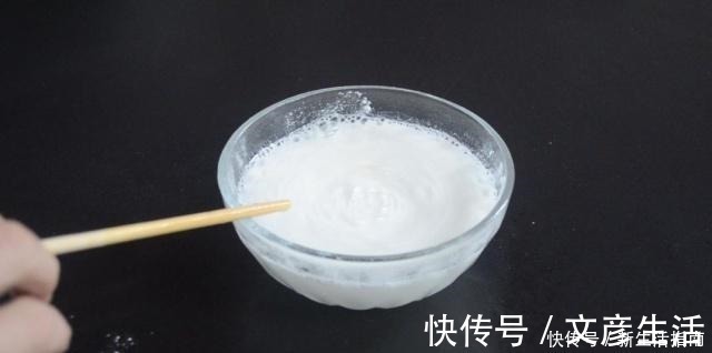 油垢|厨房瓷砖上满是油垢教你一招，不用一滴水，瓷砖立马光亮如新！