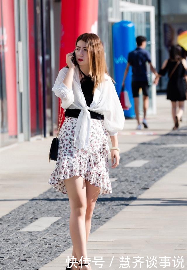 绽放|街拍:格子衬衫+黑色束腰大衣,美女绽放迷人微笑,美如