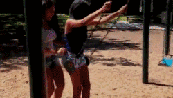 |搞笑GIF趣图:美女的高跟鞋太高了,走起路来真搞笑!