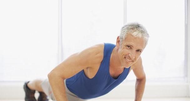 男人50岁以后，如果能轻而易举地完成四个动作，那就说明还很年轻