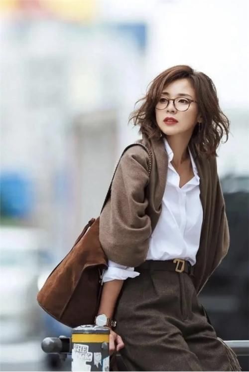 女人不管多大年纪，穿衣服尽量避免这3种“颜色”，沉闷还显老气